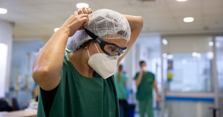 Detienen a médicos que expidieron certificados sin validez