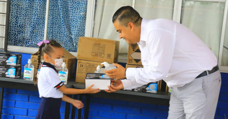 Dota Municipio de gel y cubrebocas a miles de estudiantes