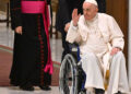 Papa Francisco pide tequila para su dolor de rodilla
