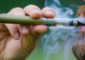 Firma AMLO decreto para prohibir vapeadores y cigarros electrónicos