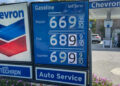 Evalúa Biden levantar  impuesto a la gasolina