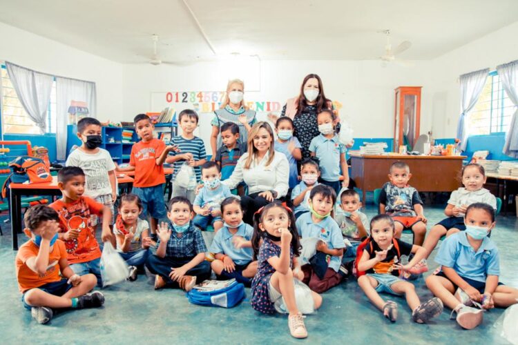 Visita y convive Lucy de Gattás con niños y personal de CAIC