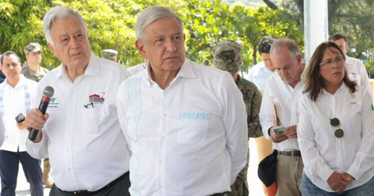 Llama AMLO a líderes sindicales de Pemex acabar con el influyentismo