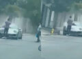Exhiben a ciudadano «desperdiciando» agua al lavar su Porsche en Nuevo León