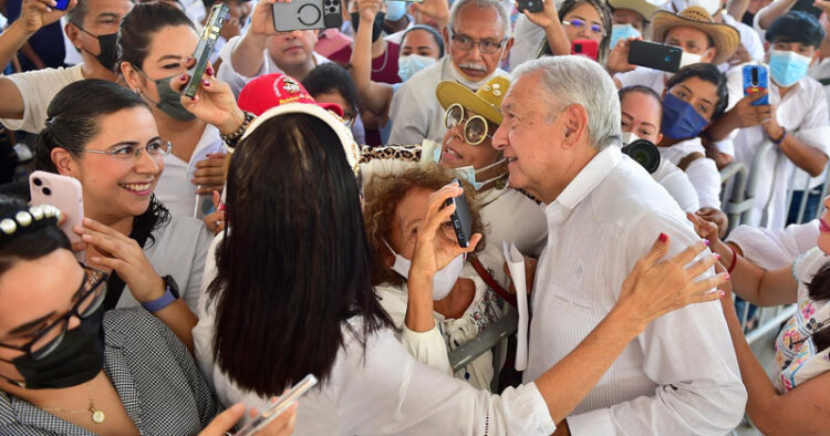 Analiza AMLO eliminar la Constancia de Situación Fiscal