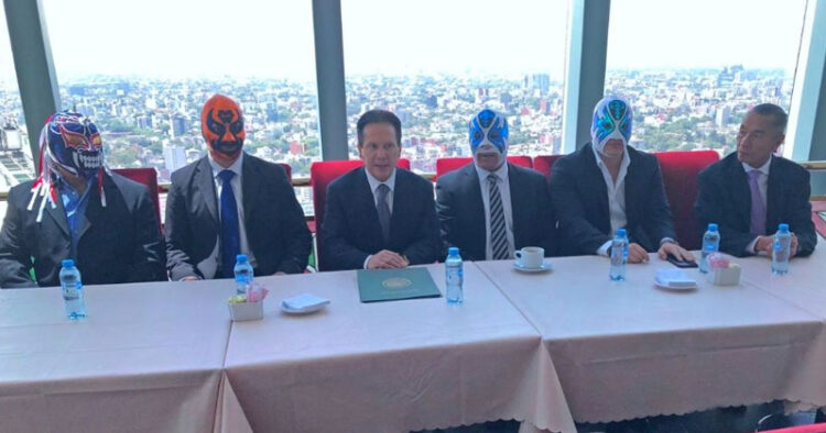 Senado entrega reconocimientos a estrellas del CMLL