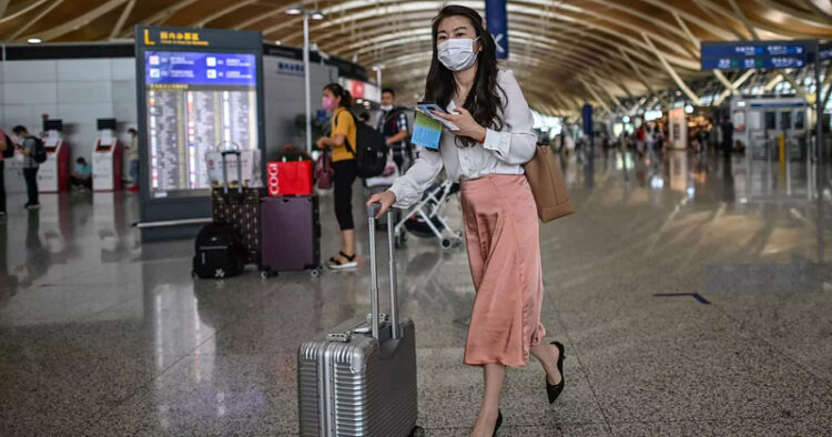 China reduce cuarentena para viajeros extranjeros