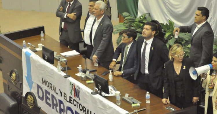 Pelean diputados en el Congreso del Estado