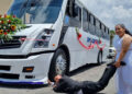 Pareja se hace viral por utilizar un autobús como carro de boda