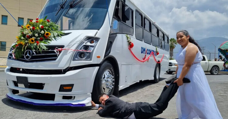 Pareja se hace viral por utilizar un autobús como carro de boda