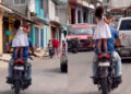 Indigna imprudencia de papá al llevar a niña parada y sin protección sobre la moto