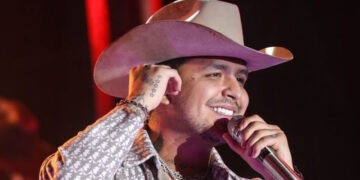 Nodal corre a fans de concierto por aventarle hielos