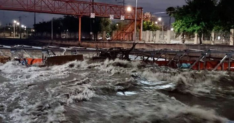 Lluvia en Monterrey llena el arroyo de Topo Chico