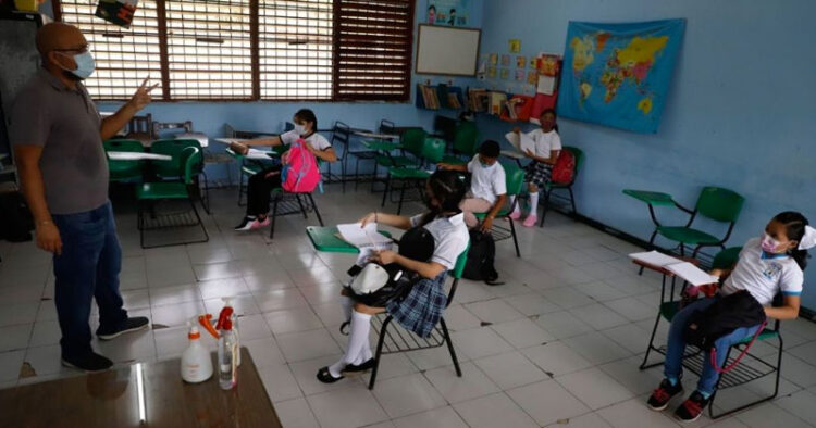 ¿Cuándo habrá vacaciones y puentes festivos en el ciclo escolar 2022-2023?