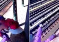 Hombre lanza violentamente a mujer de 52 años a las vías del metro, en NY