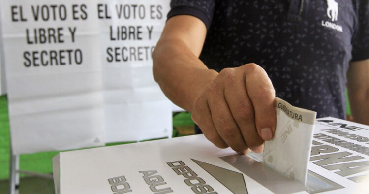 INE rechaza que prohíba a votantes ingresar a casilla con celular