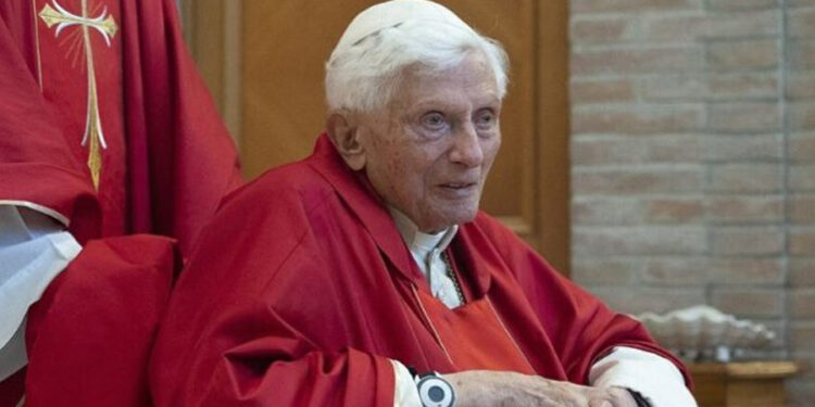 ¿Qué hay detrás de la supuesta muerte del Papa emérito?