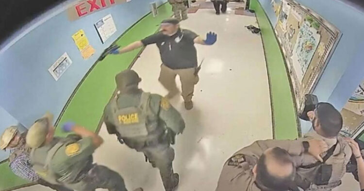 Policías de Uvalde pensaron primero en salvar su vida que la de los niños, revela informe