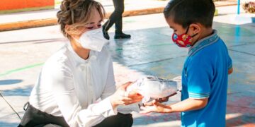 Entrega presidenta del DIF Victoria gel y cubrebocas a Jardín de Niños