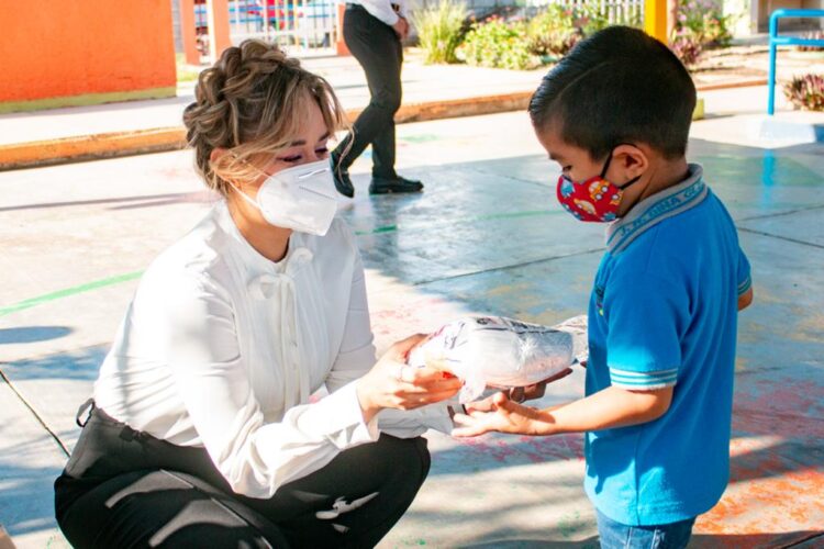 Entrega presidenta del DIF Victoria gel y cubrebocas a Jardín de Niños