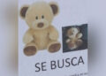 Niño de 2 años pierde su osito de peluche y sus papás pegan carteles para encontrarlo
