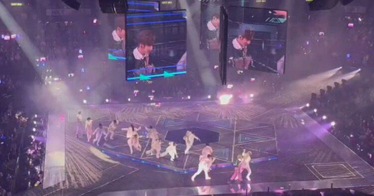 Pantalla gigante le cae a bailarín en pleno show