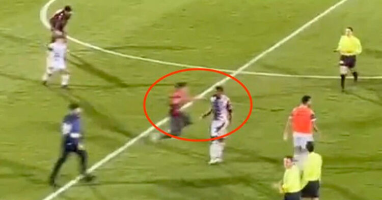 Aficionado entra a la cancha y golpea a jugador en la cara