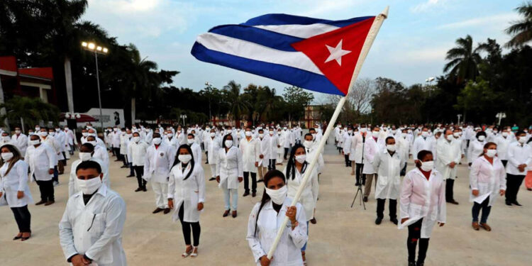 AMLO insiste en contratar médicos cubanos