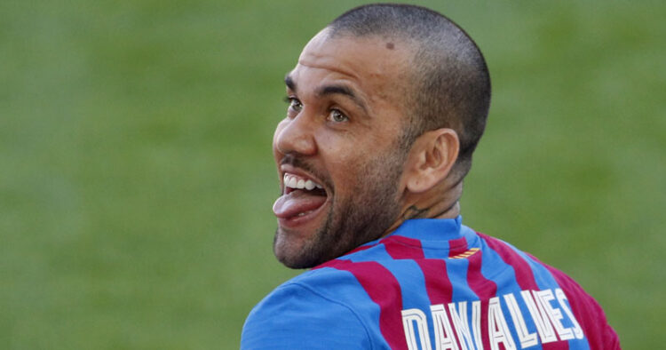 Explotan contra Dani Alves en Brasil