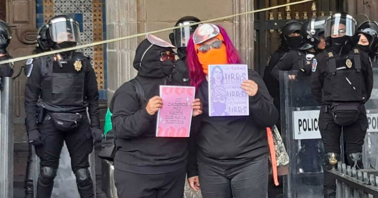 Feministas vuelven a protestar en el Zócalo