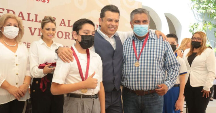 Entrega alcalde Lalo Gattás medalla al mérito académico a 337 alumnos y maestros