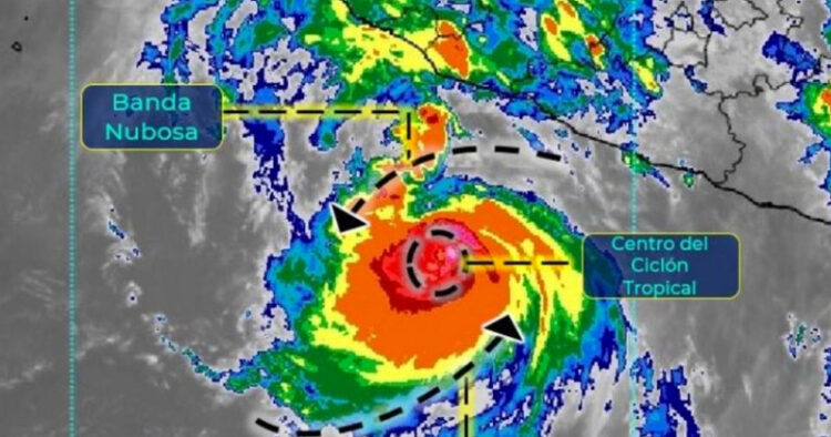 Huracán Bonnie sube a categoría 3