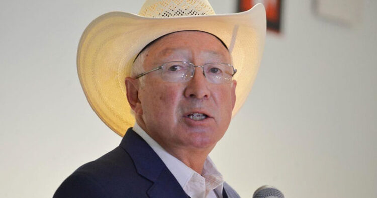 Ken Salazar respondió a inquietudes planteadas al New York Times