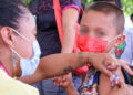 Niños con síntomas de covid no deben vacunarse