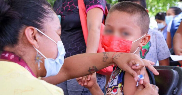 Niños con síntomas de covid no deben vacunarse