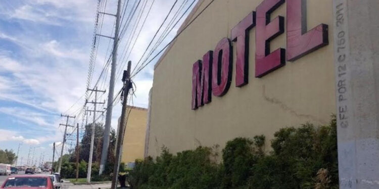 Mujer mata a hombre en motel, roba camioneta y choca en carretera