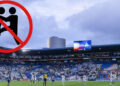 Aficionados de Pumas son sacados a golpes del Estadio
