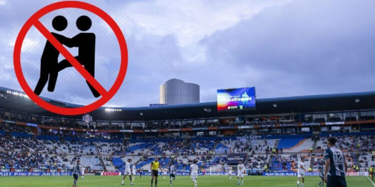 Aficionados de Pumas son sacados a golpes del Estadio