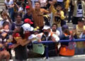 Critican en redes a aficionado de Pumas por arriesgar la vida de un bebé