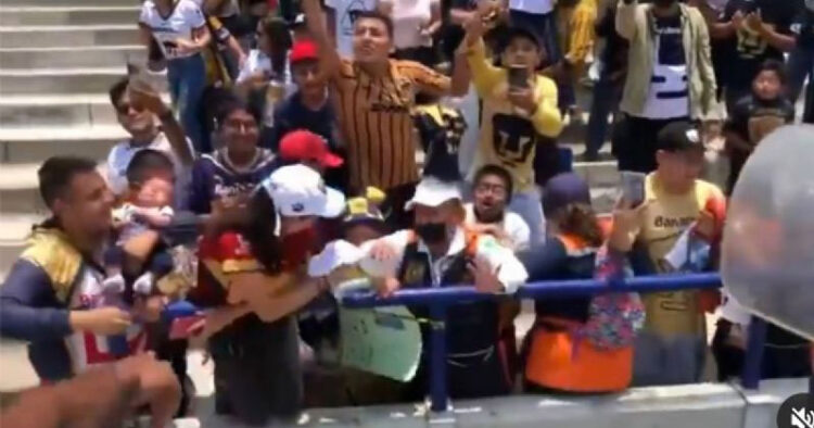 Critican en redes a aficionado de Pumas por arriesgar la vida de un bebé