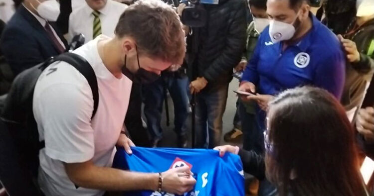 Santiago Giménez vuela rumbo a los Países Bajos