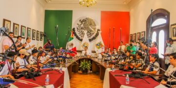 Recibe alcalde Lalo Gattás a campeones de Tiro con Arco