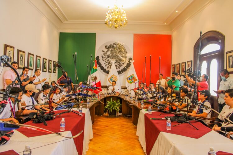 Recibe alcalde Lalo Gattás a campeones de Tiro con Arco