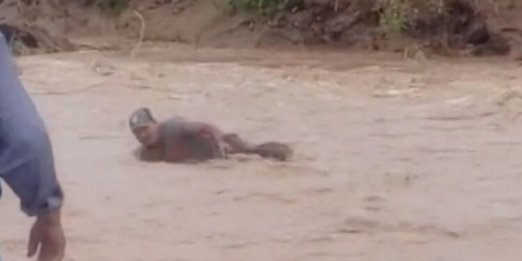 Rescatan a hombre que fue arrastrado por la corriente en Sonora