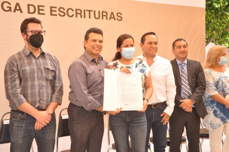 Entregan INSUS y Gattás escrituras a 109 familias de Victoria