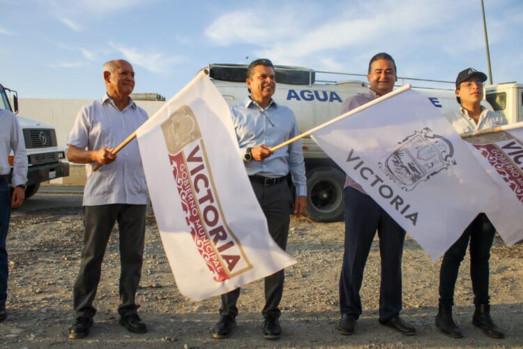 Refuerza gobierno de Victoria flotilla de pipas para abasto de agua