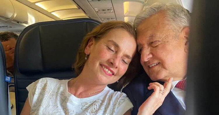 Gutiérrez Müller es más  feliz como maestra: AMLO