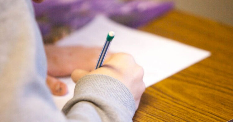 Maestra reprueba a alumna por usar lenguaje inclusivo en un ensayo