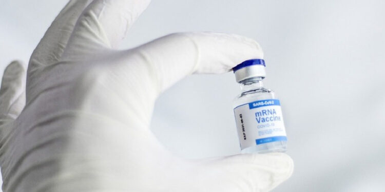 Demanda Moderna a Pfizer y BioNTech por patente de vacuna contra covid
