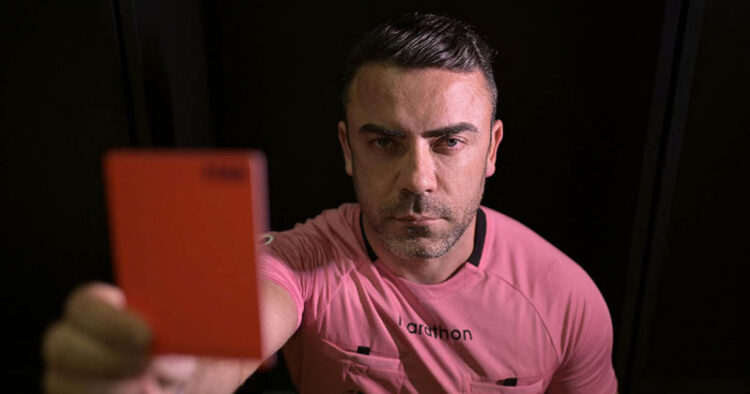Árbitro creó un personaje para esconder su sexualidad